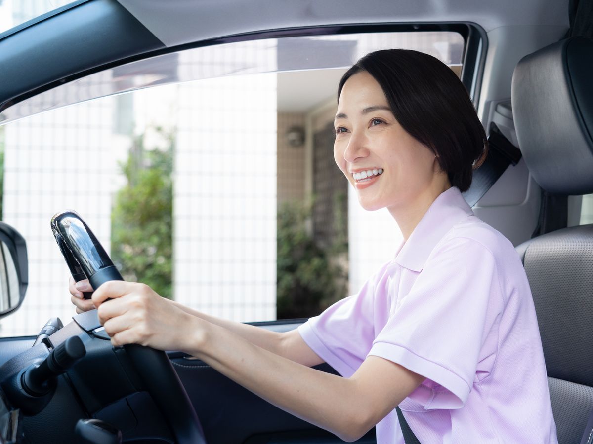 利用者さんのお宅へ向かって車を運転するヘルパー